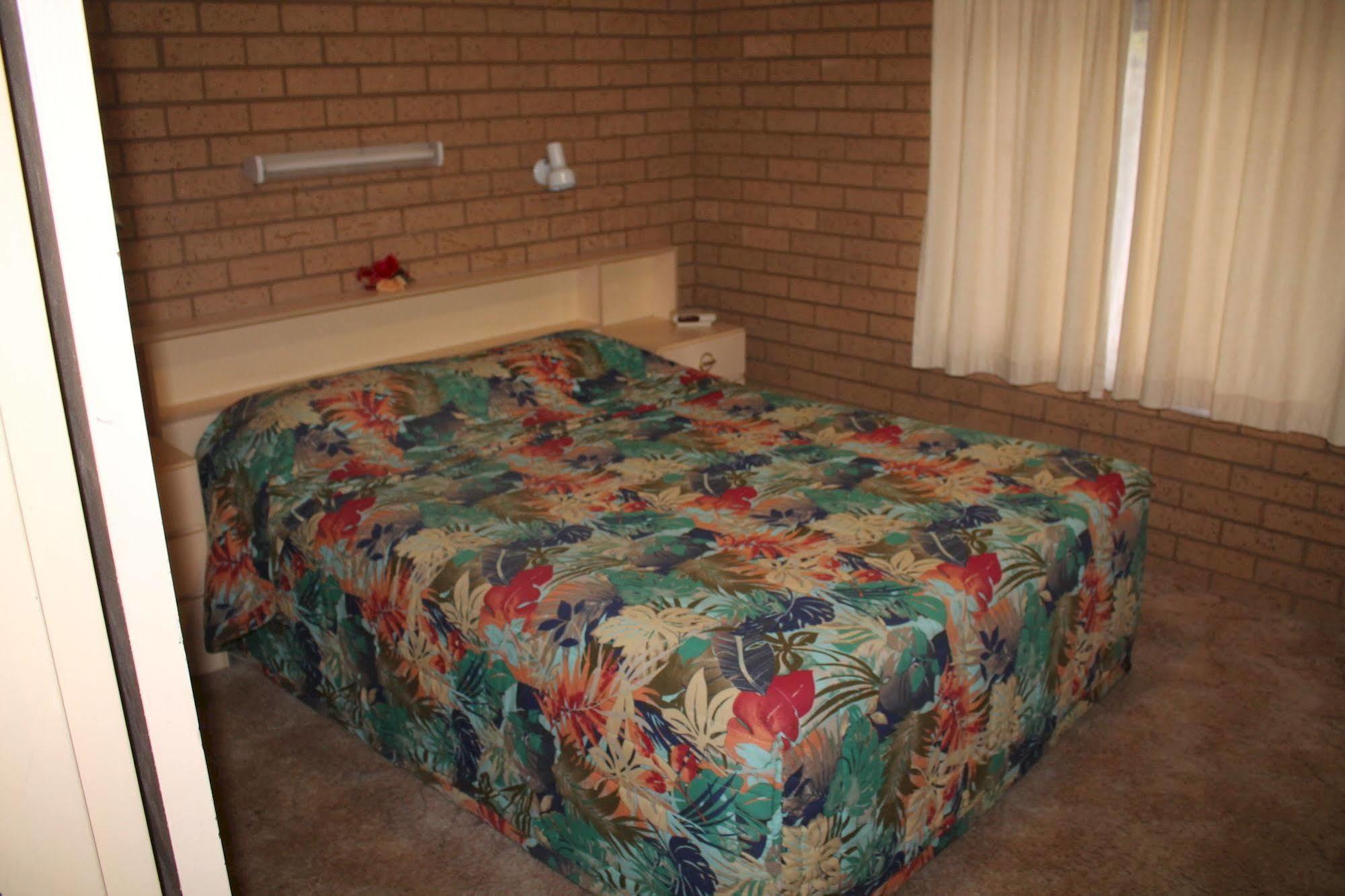 Lone Pine Motel 3*