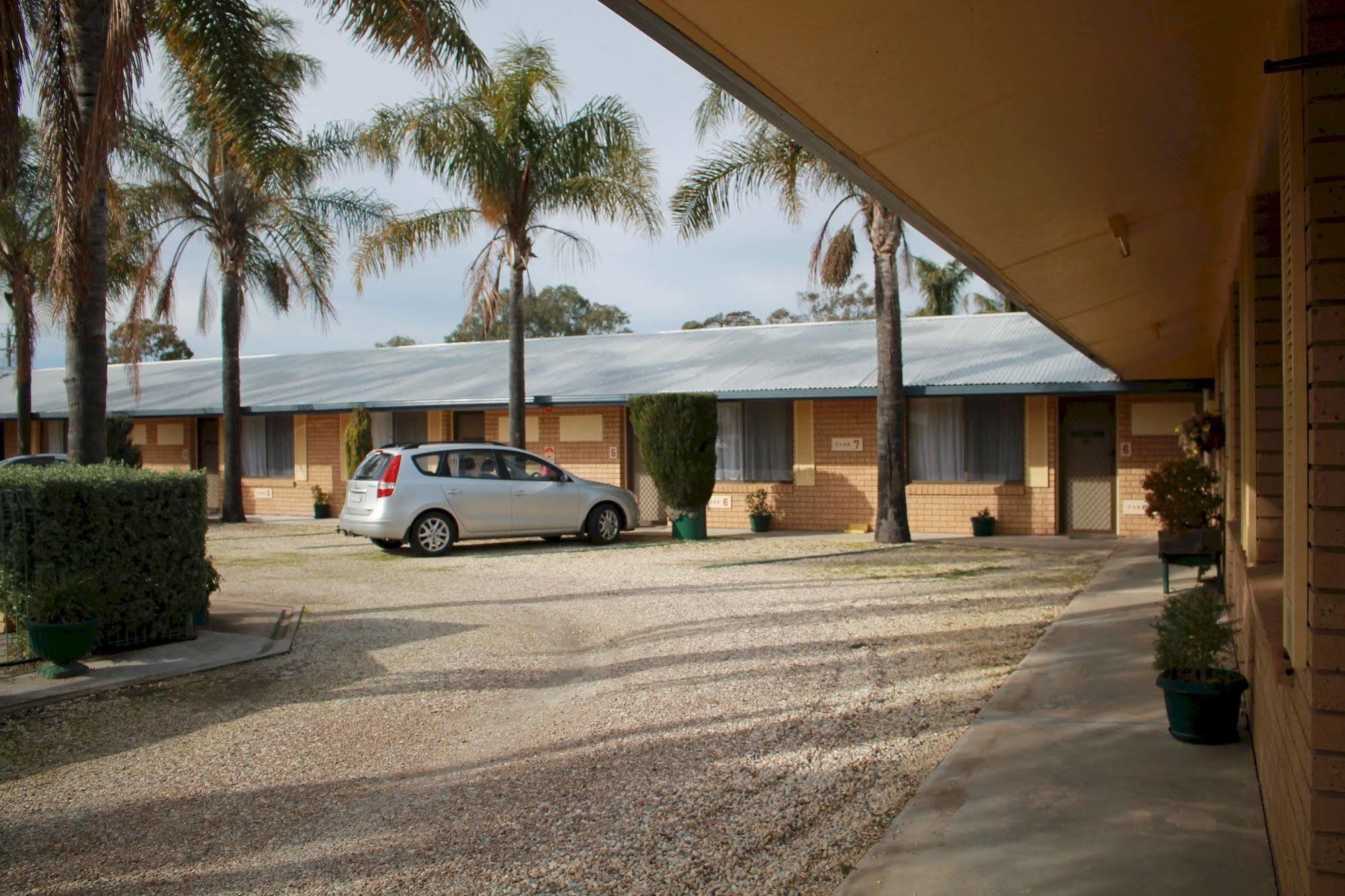Lone Pine Motel 3*
